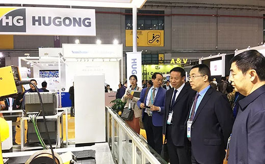 河南省鹤壁市市长莅临d88尊龙z6意大利CEA展位